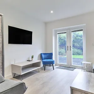 3 Bed Refurbished, Modern House, Wifi, Patio Area Holiday home Sheffield