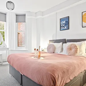 Family Retreat Stylish Apartment, Sleeps 6, 7 Minute Walk To Parking Wifi Kitchen And Washer Bournemouth